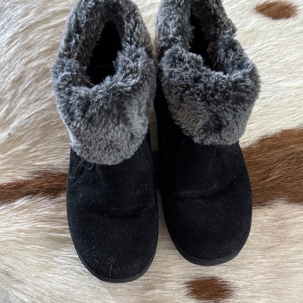 Khombu Black Winter Boots with Gray Fur Lining